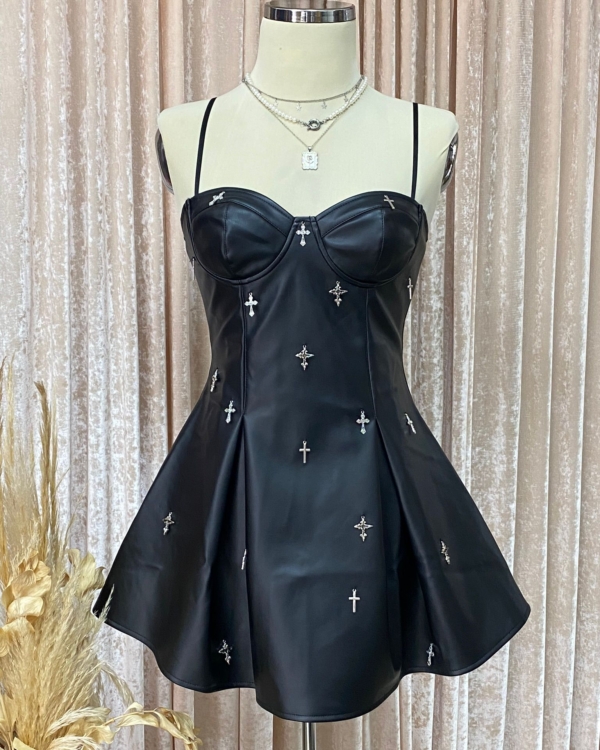 Vestido sintético negro con brillantes cruces